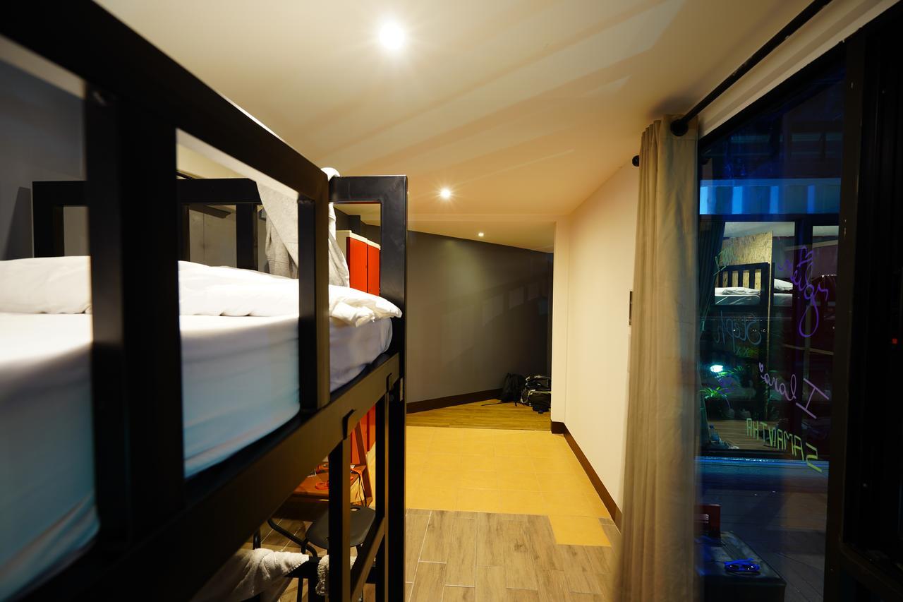At Box Hostel Чиангмай Экстерьер фото